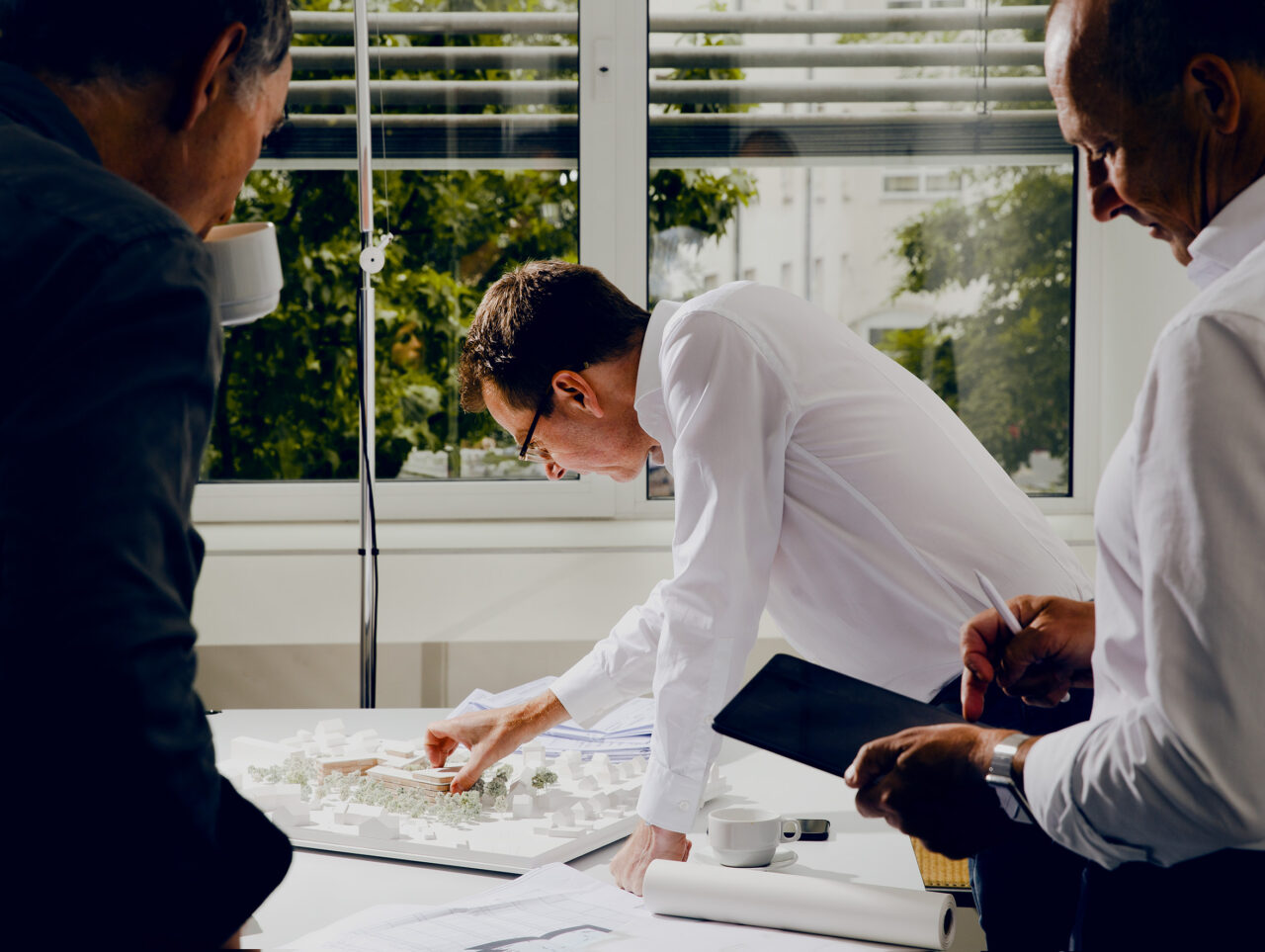Architekt arbeitet an einem Architekturmodell während der Entwicklung eines Bauprojekts.