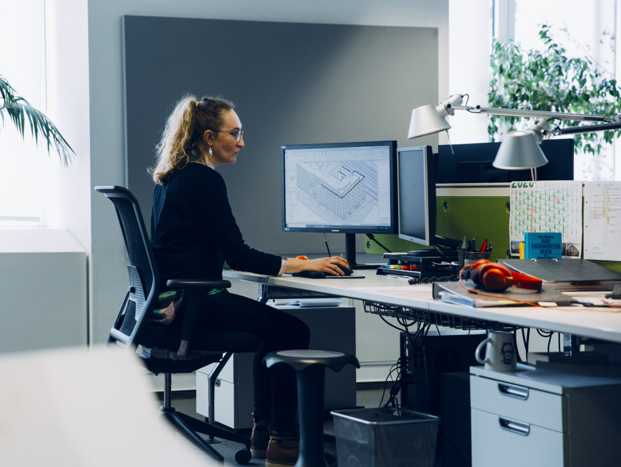 Digitaler BIM-Arbeitsplatz bei Nattler Architekten mit 3D-Gebäudemodell und Planungssoftware.