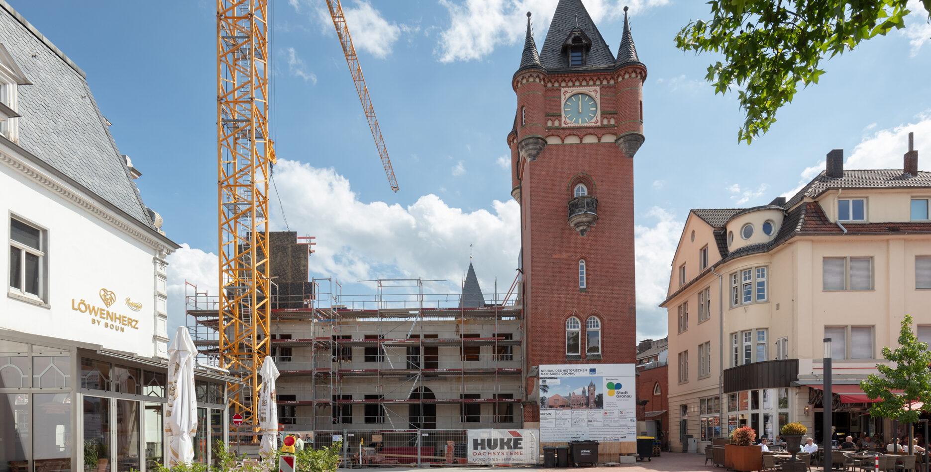 Denkmalgeschützter Rathausturm zwischen Kran und Neubau des Historischen Rathauses Gronau
