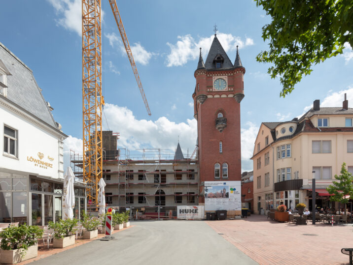 Denkmalgeschützter Rathausturm zwischen Kran und Neubau des Historischen Rathauses Gronau
