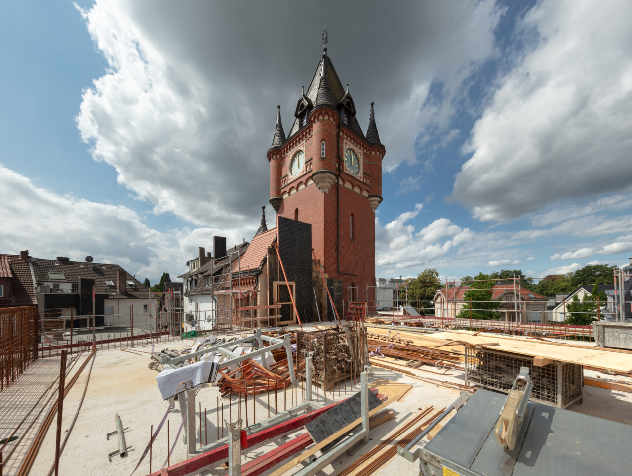 Denkmalgeschützter Rathausturm mit Gerüsten und angrenzendem Neubau des Historischen Rathauses Gronau
