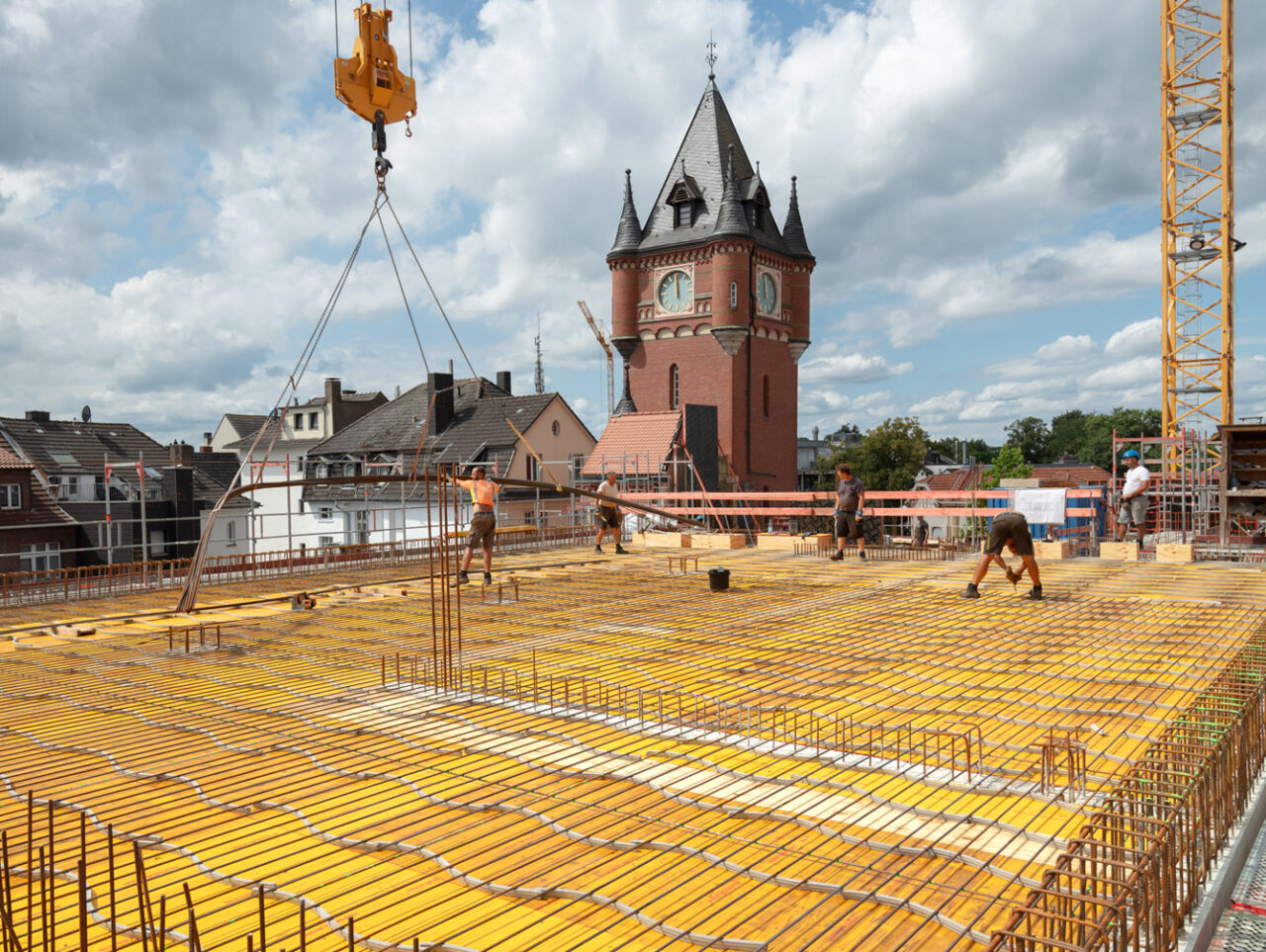 Bauarbeiten an den neuen Gebäudeteilen rund um den historischen Rathausturm in Gronau