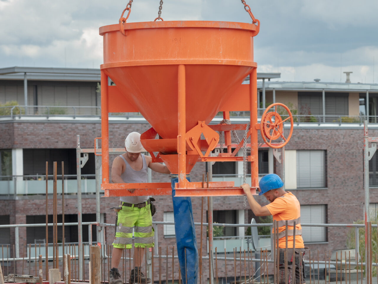 Bauarbeiter auf der Baustelle des Historischen Rathauses Gronau