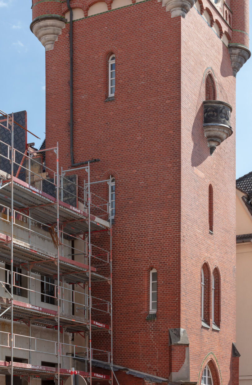 Denkmalgeschützter Rathausturm während der Bauarbeiten am Historischen Rathaus Gronau