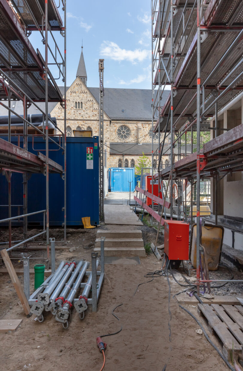 Blick durch den entstehenden Neubau des Historischen Rathauses auf den umgebenden Stadtraum