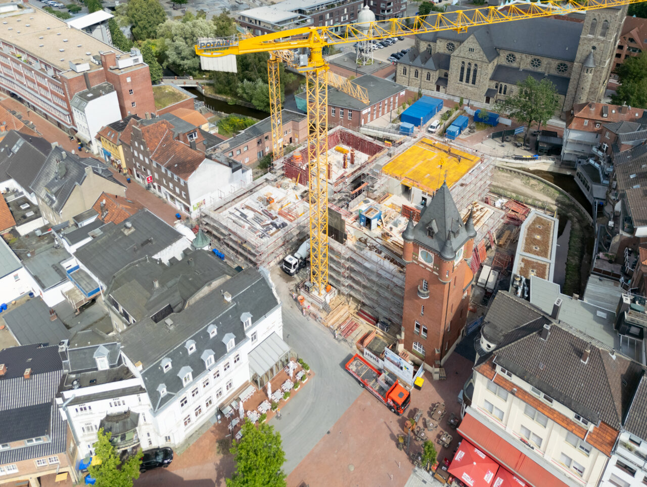 Luftaufnahme der Baustelle des Historischen Rathauses Gronau mit Rathausturm, Neubauten und Gronauer Innenstadt