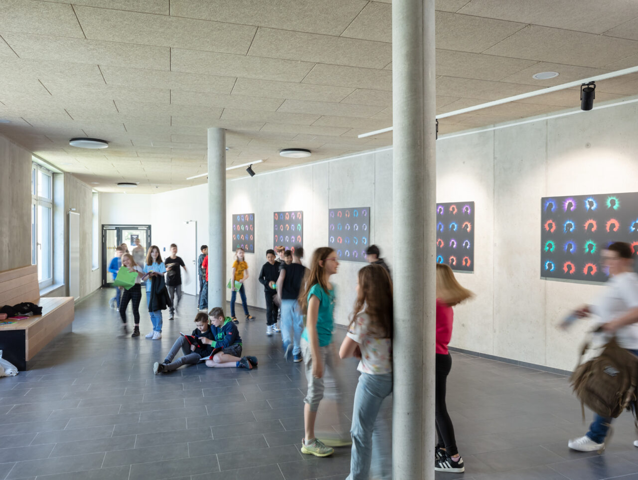 Offener Flurbereich der Geschwister-Scholl-Gesamtschule Dortmund mit Aufenthaltszonen und Begegnungsflächen.