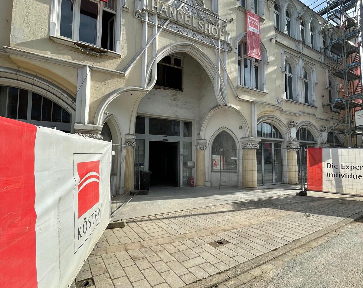 Historische Fassade des Handelshofs in Mülheim an der Ruhr während der Bauarbeiten zur Neugestaltung des ehemaligen Hotelstandorts.