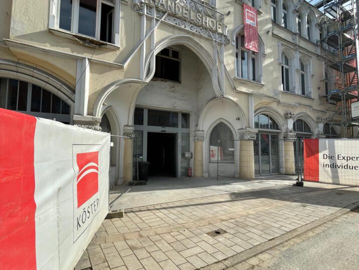 Historische Fassade des Handelshofs in Mülheim an der Ruhr während der Bauarbeiten zur Neugestaltung des ehemaligen Hotelstandorts.