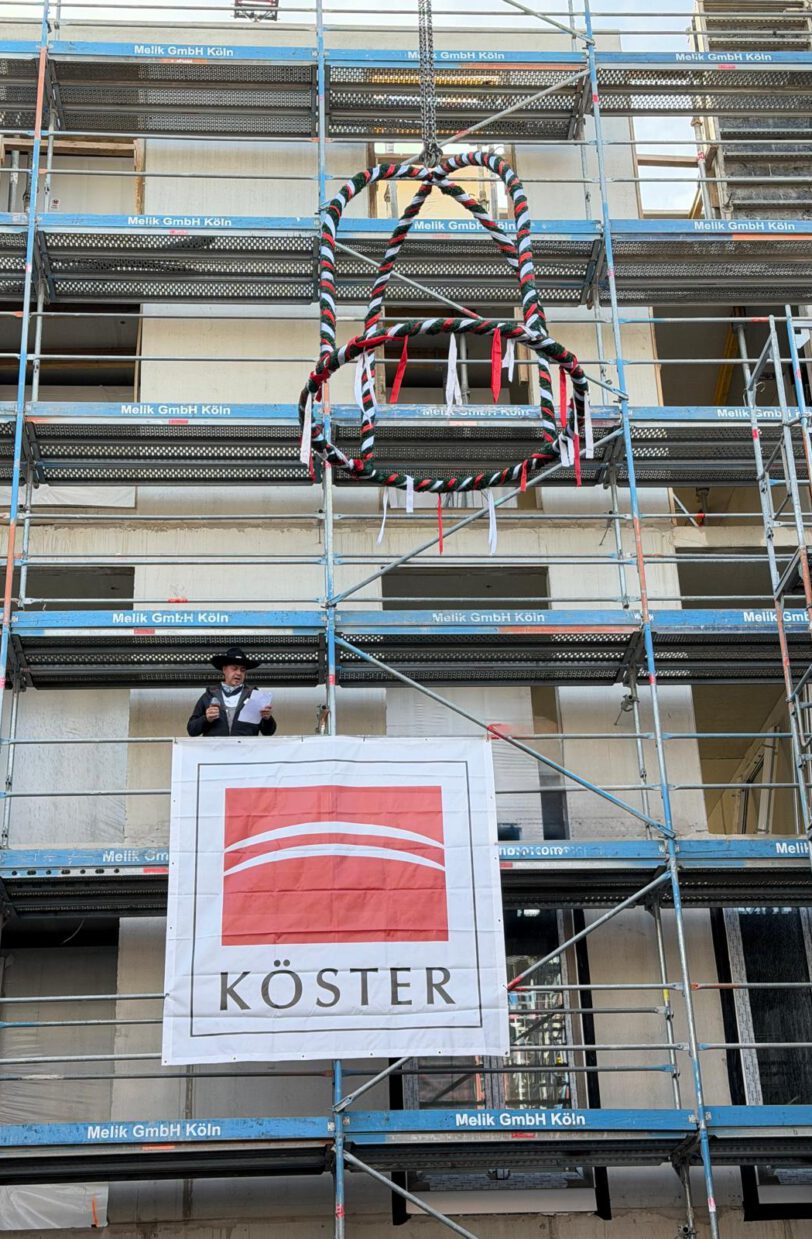Richtkranz am eingerüsteten Handelshof in Mülheim an der Ruhr beim Richtfest am 15. Oktober 2026.