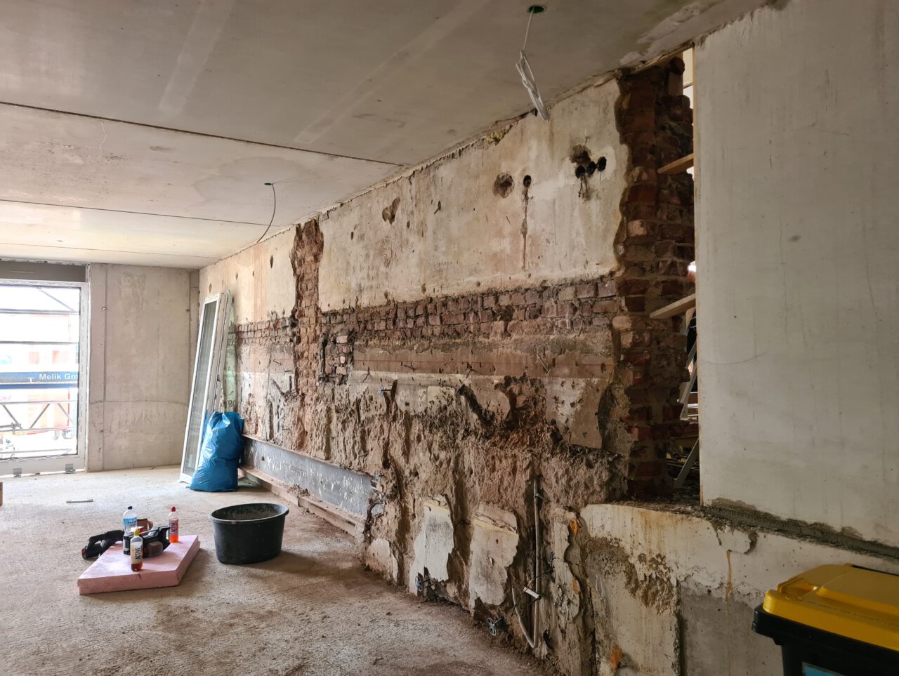 Freigelegte Mauerwerksflächen und teilweise entfernte Wandverkleidungen im Gebäudeinneren des Handelshofs in Mülheim an der Ruhr.