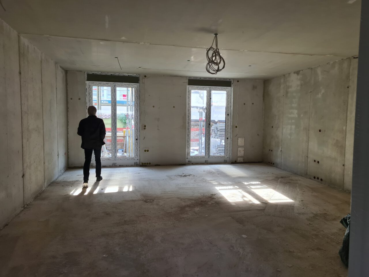 Unfertiger Innenraum mit zwei Fensteröffnungen auf der Baustelle des Handelshofs in Mülheim an der Ruhr.