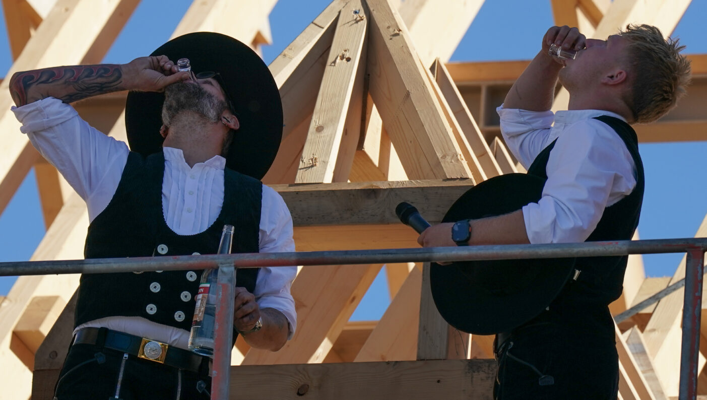 Zimmerleute beim traditionellen Richtspruch zum Richtfest des Historischen Rathauses Gronau