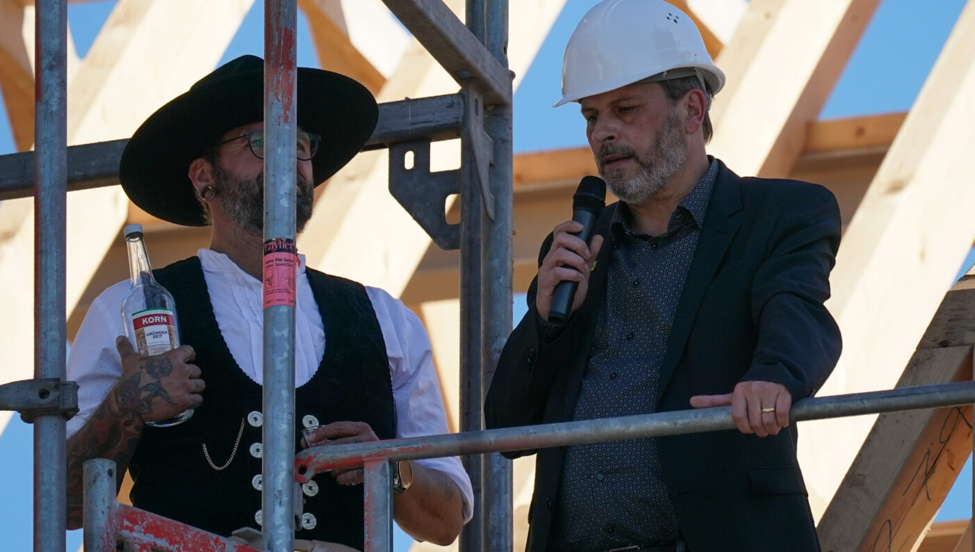 Bürgermeister Jörg von Borczyskowski bei seiner Ansprache zum Richtfest des Historischen Rathauses Gronau