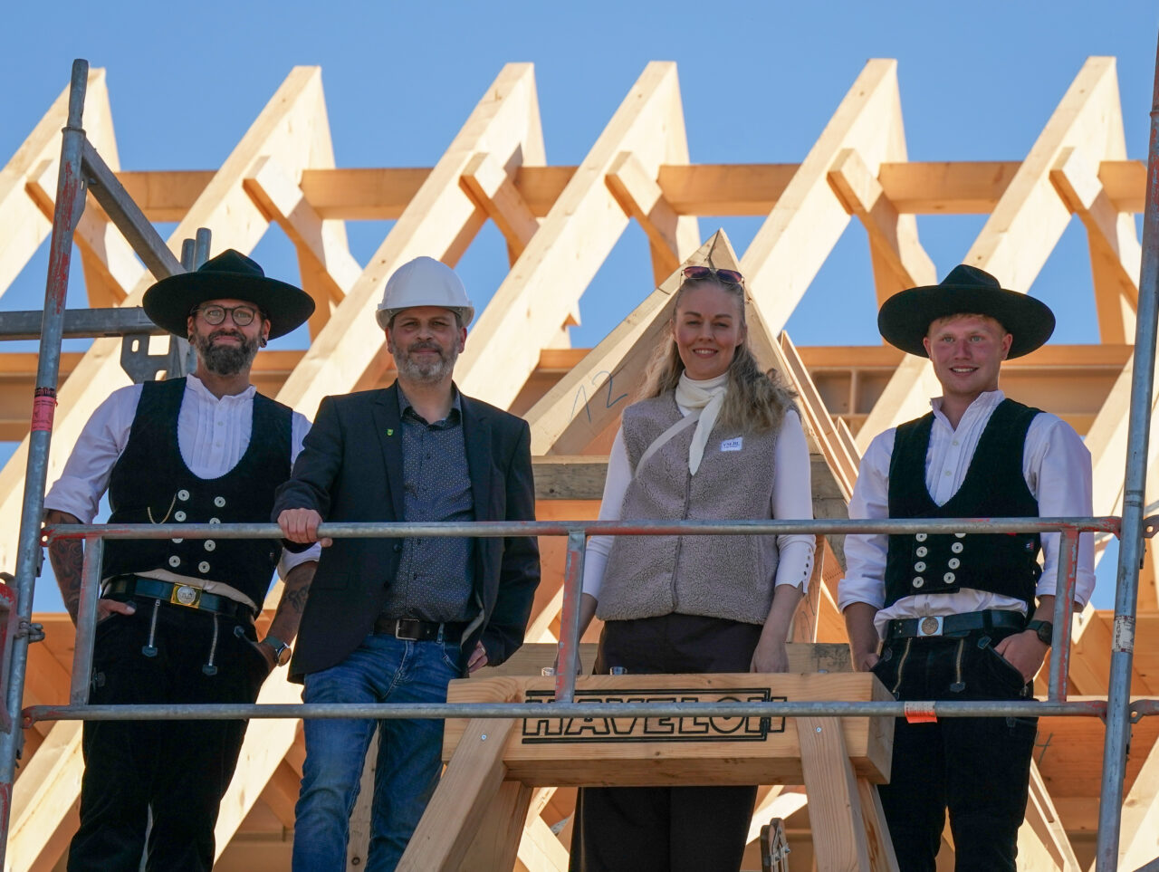 Projektbeteiligte beim Richtfest vor dem Historischen Rathaus Gronau