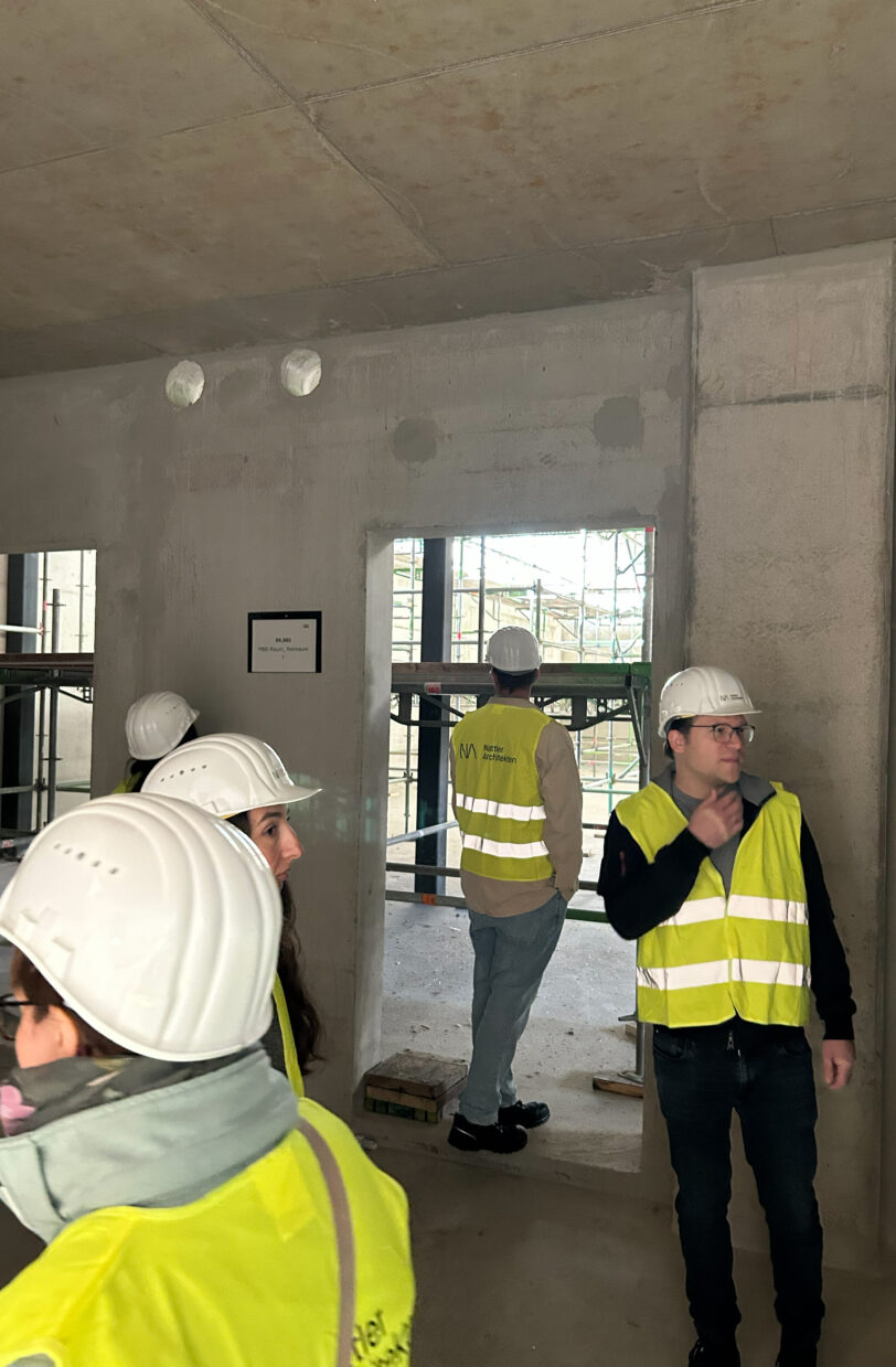 Mitarbeitende von Nattler Architekten besichtigen den Rohbau des Ersatzneubaus NA an der Ruhr-Universität Bochum.