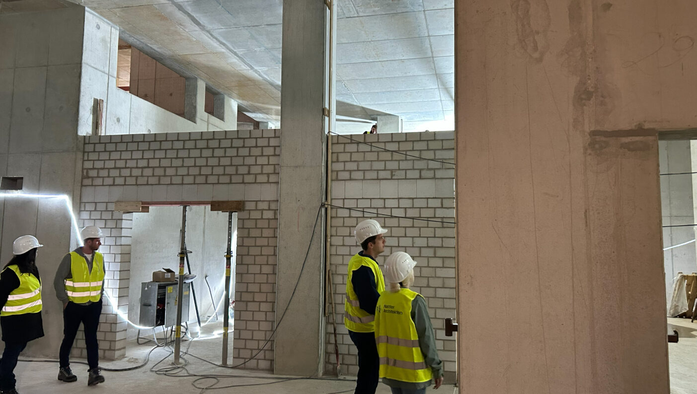 Team von Nattler Architekten bei der Besichtigung des Ersatzneubaus NA an der Ruhr-Universität Bochum.